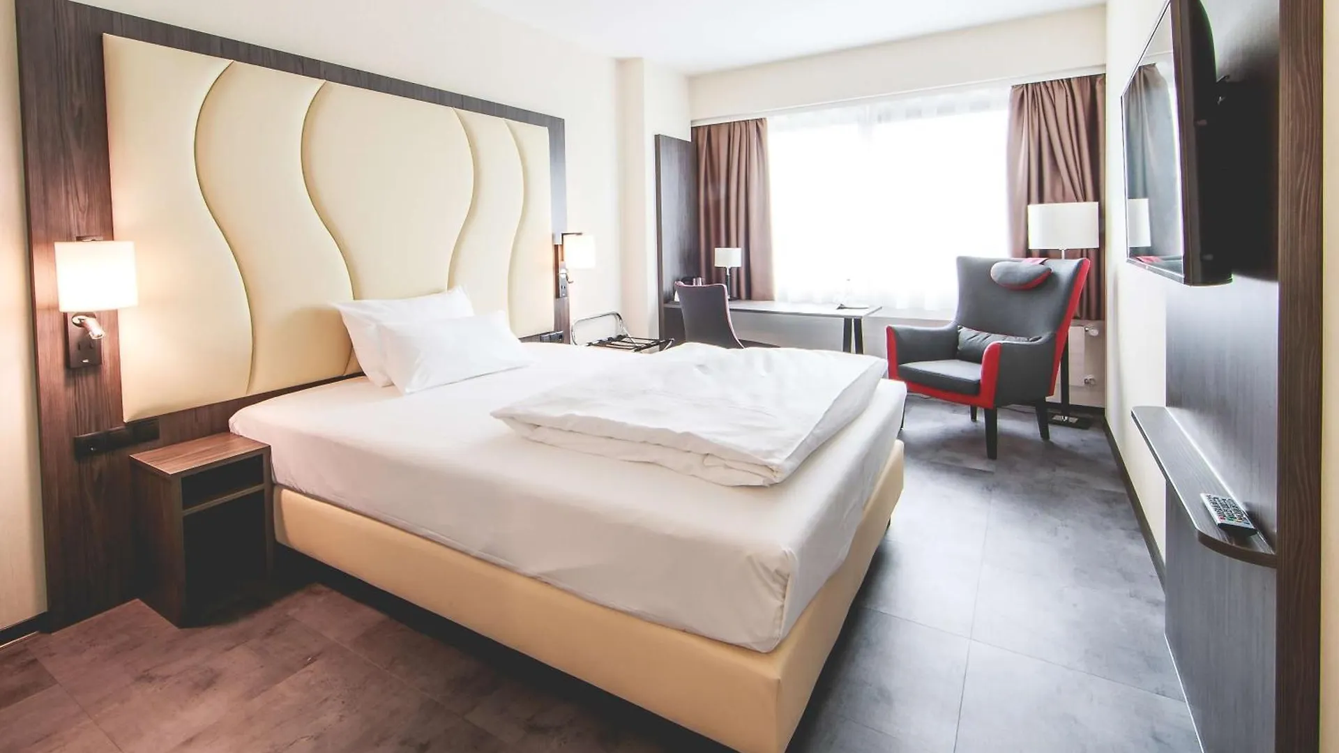 Best Western Plaza Hotel MHG 4*,